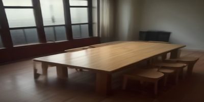 约会场合性感穿搭，深色丝绒修身连衣裙搭配高跟鞋，红唇妆容氛围感十足